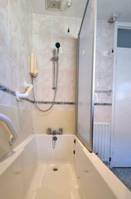 Spacious 2 Bed Bungalow Enfield Eksteriør bilde