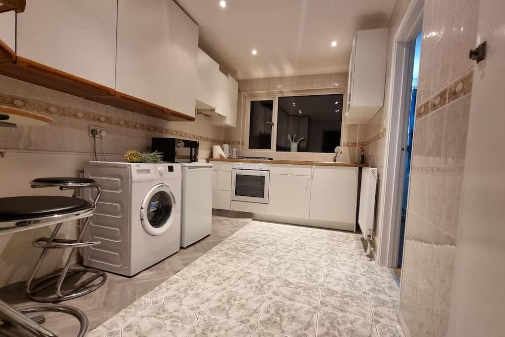 Spacious 2 Bed Bungalow Enfield Eksteriør bilde